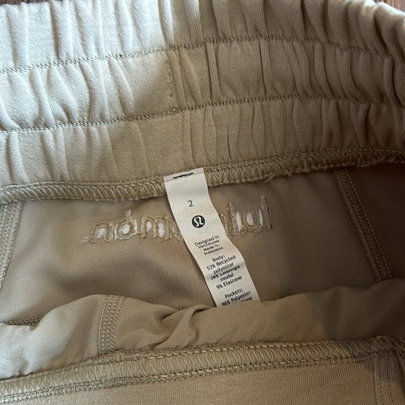 Lululemon size 2 Softstreme shorts in trench - Picture 2 of 3